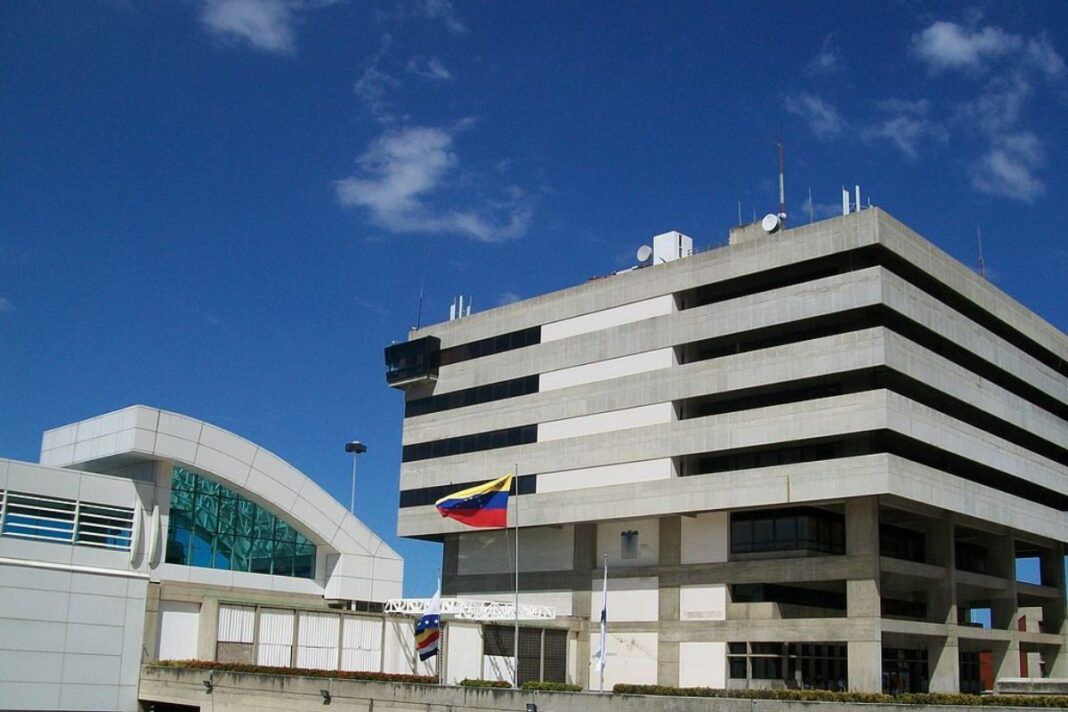 Venezuela depende de 20 aviones obsoletos luego de que Estados Unidos restringiera su espacio aéreo