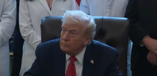 Donald Trump reitera que no necesita autorización del Congreso para atacar a narcoterroristas en Venezuela