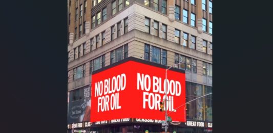 Valla publicitaria aparece en Times Square promoviendo narrativa madurista contra el despliegue militar en el Caribe