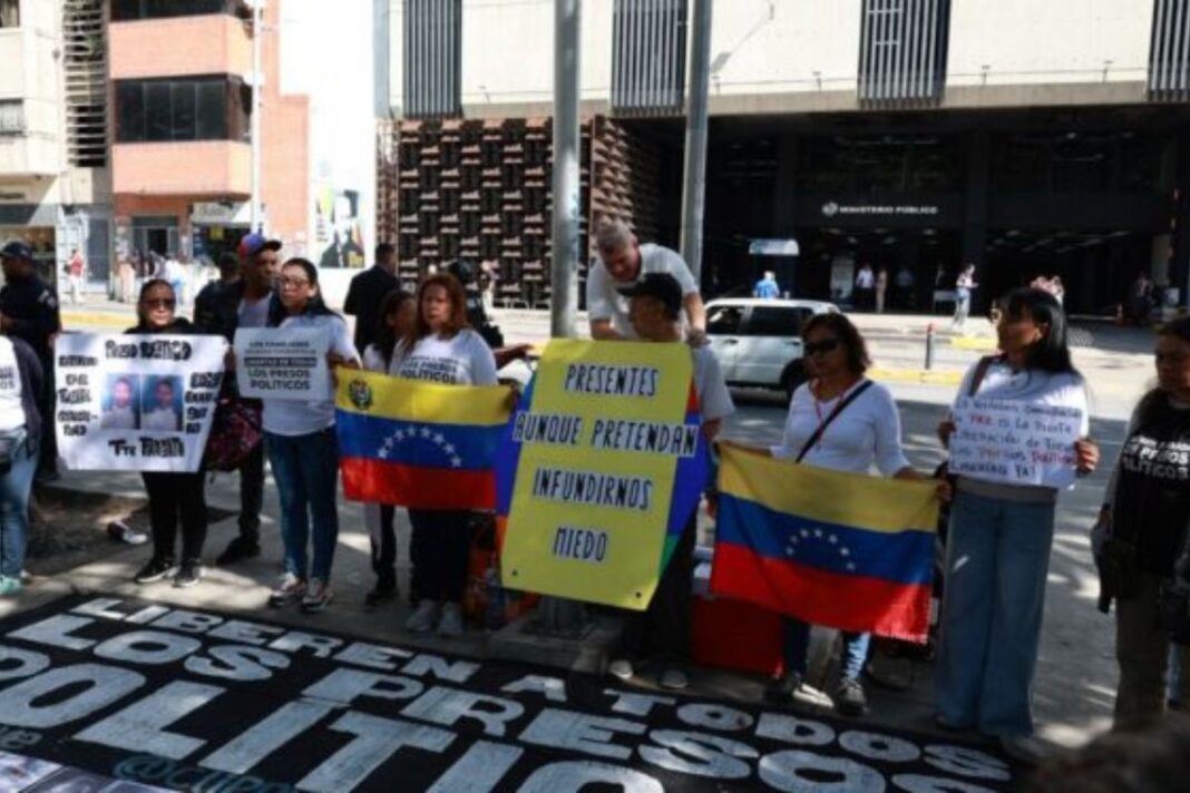 Familiares de presos políticos protestaron frente al Ministerio Público para exigir su liberación