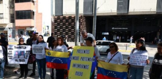 Familiares de presos políticos protestaron frente al Ministerio Público para exigir su liberación