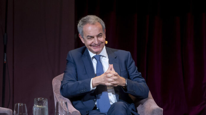 Policía de España encuentra batería de facturas a nombre de Zapatero por 555.700 € al detenido de Plus Ultra: Sospecha que fueron trabajos simulados Policía de España encuentra batería de facturas a nombre de Zapatero por 555.700 € al detenido de Plus Ultra: Sospecha que fueron trabajos simulados