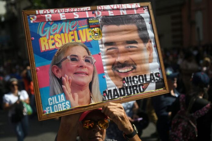 Acusación de EE. UU. contra Nicolás Maduro y Cilia Flores señala envío a México de 5,5 toneladas de droga desde Maiquetía en 2006 Acusación de EE. UU. contra Nicolás Maduro y Cilia Flores señala envío a México de 5,5 toneladas de droga desde Maiquetía en 2006
