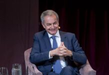 Policía de España encuentra batería de facturas a nombre de Zapatero por 555.700 € al detenido de Plus Ultra: Sospecha que fueron trabajos simulados Policía de España encuentra batería de facturas a nombre de Zapatero por 555.700 € al detenido de Plus Ultra: Sospecha que fueron trabajos simulados