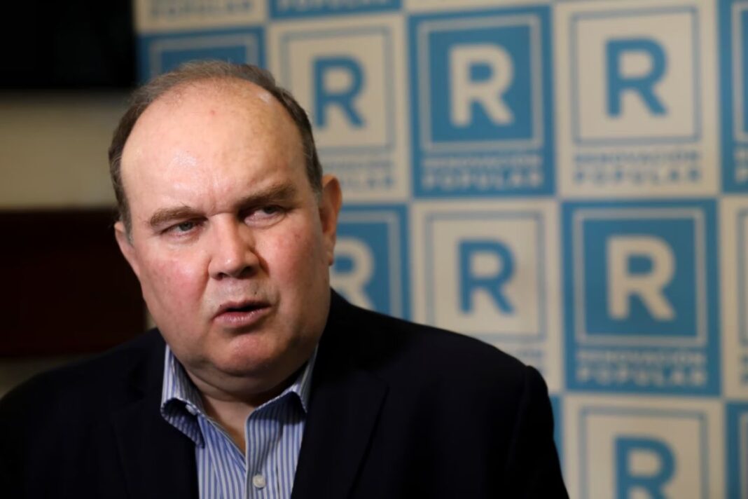 Candidato presidencial en Perú propone expulsar migrantes irregulares venezolanos