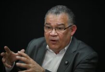 Enrique Márquez: «Estoy recibiendo más ataques de la oposición que del chavismo» Enrique Márquez: "Estoy recibiendo más ataques de la oposición que del chavismo"