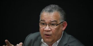 Enrique Márquez: «Estoy recibiendo más ataques de la oposición que del chavismo» Enrique Márquez: "Estoy recibiendo más ataques de la oposición que del chavismo"