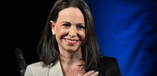 María Corina Machado lidera tendencia electoral en Venezuela pese a estar fuera del país