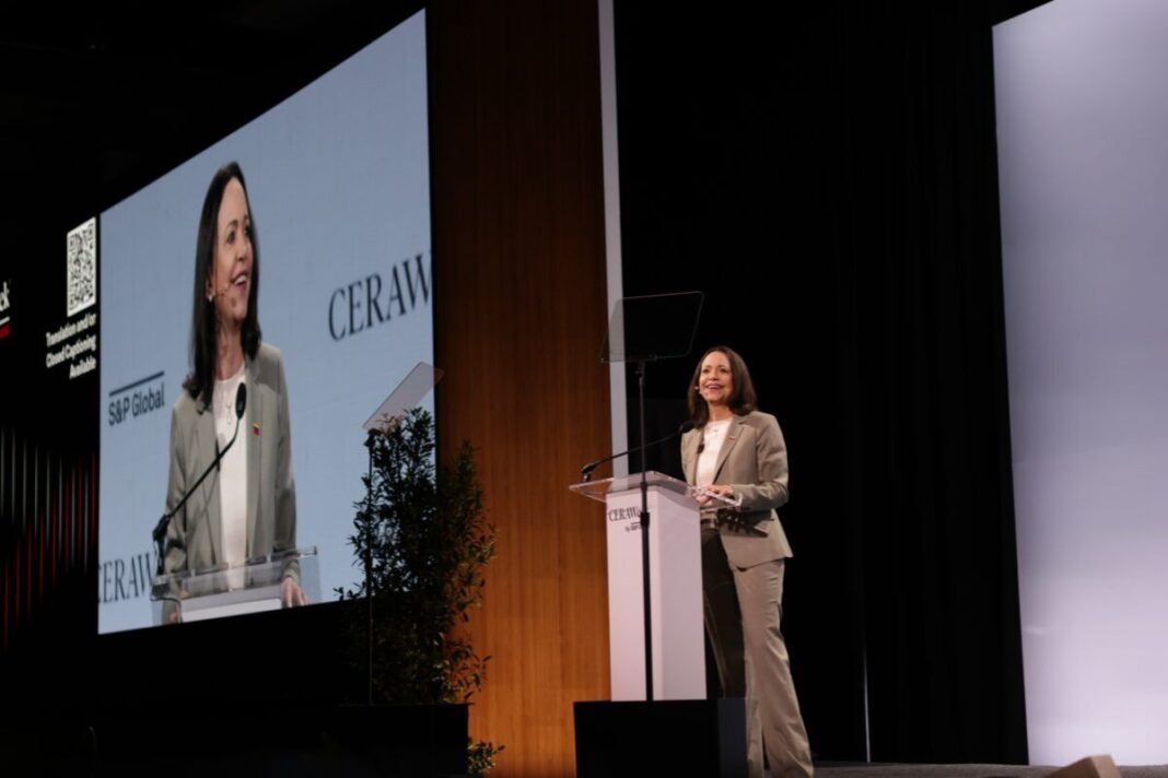 María Corina Machado ofrece minimizar intervención estatal en Venezuela para industria petrolera María Corina Machado ofrece minimizar intervención estatal en Venezuela para industria petrolera