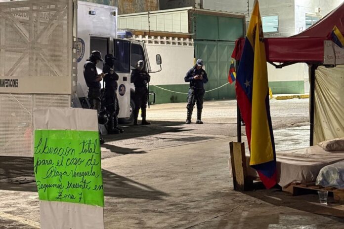Denuncia «traslado arbitrario» de 12 presos políticos desde Zona 7 a otras cárceles en Venezuela Denuncia "traslado arbitrario" de 12 presos políticos desde Zona 7 a otras cárceles en Venezuela