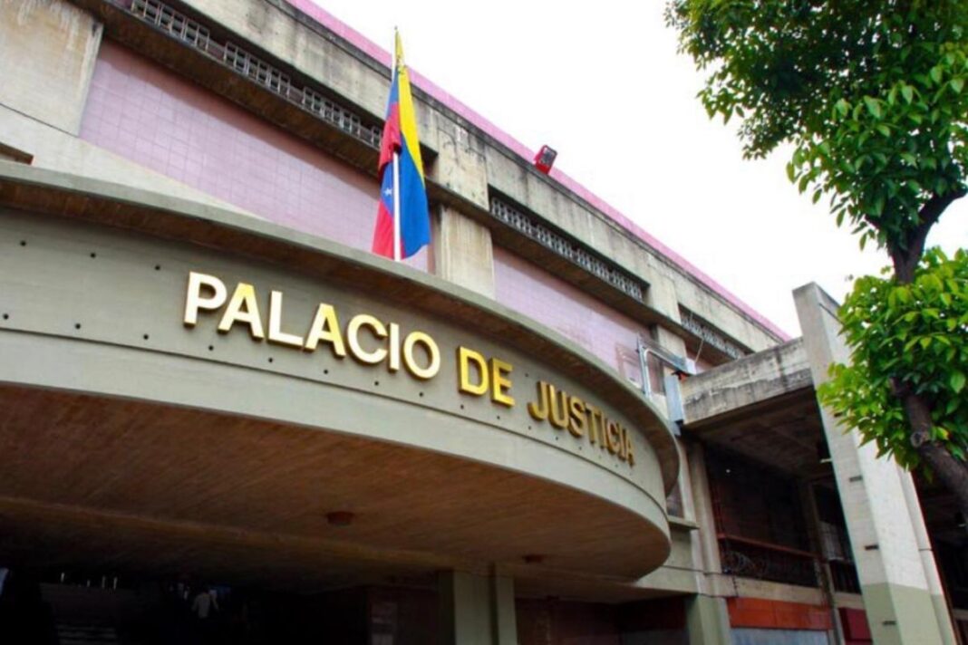 Familiares de presos políticos denuncian "cobros en dólares" en tribunales para aplicar la Ley de Amnistía Familiares de presos políticos denuncian "cobros en dólares" en tribunales para aplicar la Ley de Amnistía