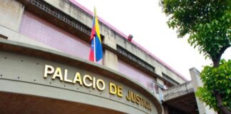 Familiares de presos políticos denuncian «cobros en dólares» en tribunales para aplicar la Ley de Amnistía Familiares de presos políticos denuncian "cobros en dólares" en tribunales para aplicar la Ley de Amnistía