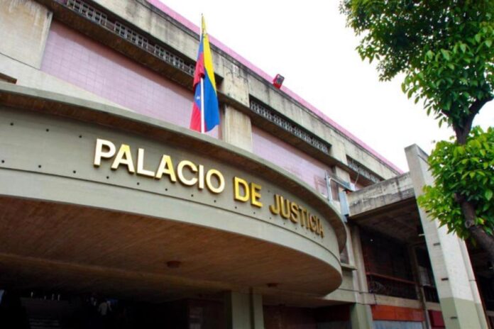 Familiares de presos políticos denuncian «cobros en dólares» en tribunales para aplicar la Ley de Amnistía Familiares de presos políticos denuncian "cobros en dólares" en tribunales para aplicar la Ley de Amnistía