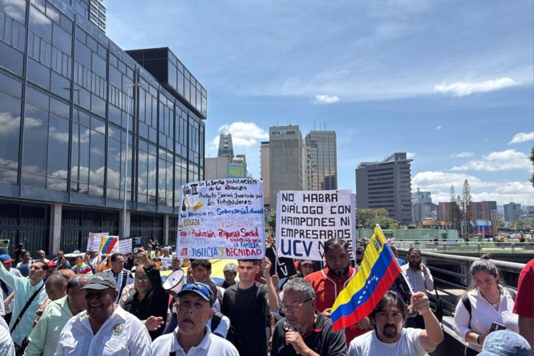Trabajadores y estudiantes marcharon en Caracas para exigir aumento salarial y pensiones dignas