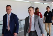 John Barrett: Sector privado está listo para la fase de recuperación económica de Venezuela El encargado de Negocios de Estados Unidos en Caracas, John Barrett, ha asegurado que las empresas privadas estadounidenses y de Venezuela están listas para impulsar la fase de recuperación económica en Venezuela, esto tras celebrar una reunión con la Cámara Venezolano-Americana de Comercio e Industria (Venamcham). "Nuestra prioridad: un entorno empresarial de alto nivel y preparado para la inversión", señaló Barrett en un mensaje publicado por la Embajada de Estados Unidos en X. Barrett señaló que su primera reunión con Venamcham confirma que los empresarios de ambas naciones están listos para iniciar con la fase, sin ofrecer mayores detalles de lo conversado en el encuentro. Barrett, en un encuentro el lunes 27 de abril, instó a los miembros de la Cámara Petrolera de Venezuela a aprovechar lo que consideró una "oportunidad histórica" tras el restablecimiento de relaciones y la apertura del sector energético venezolano. Con información de El Nacional https://dossiervenezuela.com/destacado/pud-contabiliza-776-presos-politicos-liberados-solo-18-excarcelaciones-en-abril/ Asimismo, el encargado de negocios consideró que el sector privado, incluida la inversión de Estados Unidos, es el "motor de la transformación de Venezuela" y un "pilar esencial" para la estabilización y recuperación económica. Barrett llegó a Venezuela el pasado jueves y sustituyó a la diplomática Laura Dogu, quien había sido nombrada para reabrir la misión tras siete años de relaciones rotas. Tras su llegada, la presidenta encargada Delcy Rodríguez expresó que espera continuar la agenda de trabajo con Estados Unidos. Luego de la captura de Nicolás Maduro en enero, Rodríguez asumió como mandataria encargada y ha colaborado con la Administración de Donald Trump en una alianza estratégica en áreas como hidrocarburos y minería.