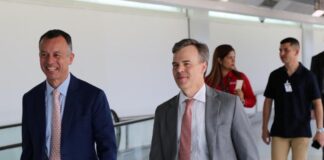 John Barrett: Sector privado está listo para la fase de recuperación económica de Venezuela El encargado de Negocios de Estados Unidos en Caracas, John Barrett, ha asegurado que las empresas privadas estadounidenses y de Venezuela están listas para impulsar la fase de recuperación económica en Venezuela, esto tras celebrar una reunión con la Cámara Venezolano-Americana de Comercio e Industria (Venamcham). "Nuestra prioridad: un entorno empresarial de alto nivel y preparado para la inversión", señaló Barrett en un mensaje publicado por la Embajada de Estados Unidos en X. Barrett señaló que su primera reunión con Venamcham confirma que los empresarios de ambas naciones están listos para iniciar con la fase, sin ofrecer mayores detalles de lo conversado en el encuentro. Barrett, en un encuentro el lunes 27 de abril, instó a los miembros de la Cámara Petrolera de Venezuela a aprovechar lo que consideró una "oportunidad histórica" tras el restablecimiento de relaciones y la apertura del sector energético venezolano. Con información de El Nacional https://dossiervenezuela.com/destacado/pud-contabiliza-776-presos-politicos-liberados-solo-18-excarcelaciones-en-abril/ Asimismo, el encargado de negocios consideró que el sector privado, incluida la inversión de Estados Unidos, es el "motor de la transformación de Venezuela" y un "pilar esencial" para la estabilización y recuperación económica. Barrett llegó a Venezuela el pasado jueves y sustituyó a la diplomática Laura Dogu, quien había sido nombrada para reabrir la misión tras siete años de relaciones rotas. Tras su llegada, la presidenta encargada Delcy Rodríguez expresó que espera continuar la agenda de trabajo con Estados Unidos. Luego de la captura de Nicolás Maduro en enero, Rodríguez asumió como mandataria encargada y ha colaborado con la Administración de Donald Trump en una alianza estratégica en áreas como hidrocarburos y minería.
