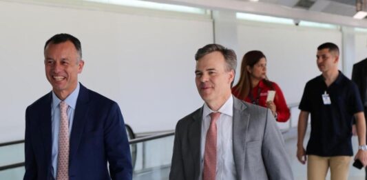 El encargado de Negocios de Estados Unidos en Caracas, John Barrett, ha asegurado que las empresas privadas estadounidenses y de Venezuela están listas para impulsar la fase de recuperación económica en Venezuela, esto tras celebrar una reunión con la Cámara Venezolano-Americana de Comercio e Industria (Venamcham). "Nuestra prioridad: un entorno empresarial de alto nivel y preparado para la inversión", señaló Barrett en un mensaje publicado por la Embajada de Estados Unidos en X. Barrett señaló que su primera reunión con Venamcham confirma que los empresarios de ambas naciones están listos para iniciar con la fase, sin ofrecer mayores detalles de lo conversado en el encuentro. Barrett, en un encuentro el lunes 27 de abril, instó a los miembros de la Cámara Petrolera de Venezuela a aprovechar lo que consideró una "oportunidad histórica" tras el restablecimiento de relaciones y la apertura del sector energético venezolano. Con información de El Nacional https://dossiervenezuela.com/destacado/pud-contabiliza-776-presos-politicos-liberados-solo-18-excarcelaciones-en-abril/ Asimismo, el encargado de negocios consideró que el sector privado, incluida la inversión de Estados Unidos, es el "motor de la transformación de Venezuela" y un "pilar esencial" para la estabilización y recuperación económica. Barrett llegó a Venezuela el pasado jueves y sustituyó a la diplomática Laura Dogu, quien había sido nombrada para reabrir la misión tras siete años de relaciones rotas. Tras su llegada, la presidenta encargada Delcy Rodríguez expresó que espera continuar la agenda de trabajo con Estados Unidos. Luego de la captura de Nicolás Maduro en enero, Rodríguez asumió como mandataria encargada y ha colaborado con la Administración de Donald Trump en una alianza estratégica en áreas como hidrocarburos y minería.