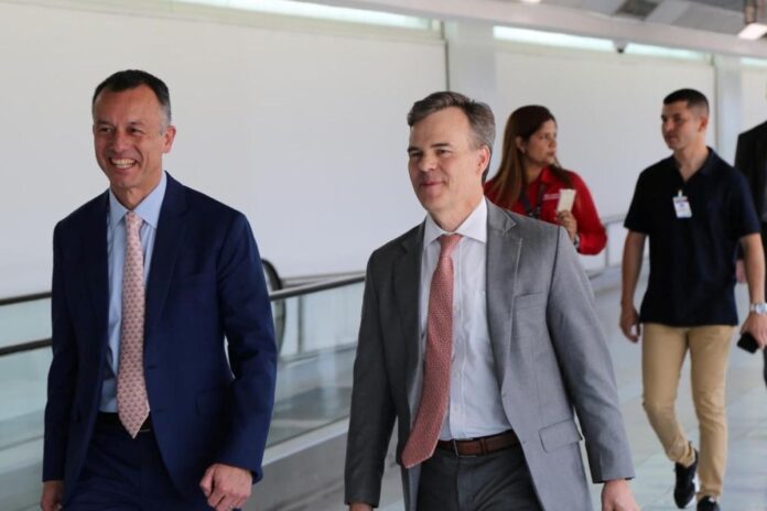 John Barrett: Sector privado está listo para la fase de recuperación económica de Venezuela El encargado de Negocios de Estados Unidos en Caracas, John Barrett, ha asegurado que las empresas privadas estadounidenses y de Venezuela están listas para impulsar la fase de recuperación económica en Venezuela, esto tras celebrar una reunión con la Cámara Venezolano-Americana de Comercio e Industria (Venamcham). "Nuestra prioridad: un entorno empresarial de alto nivel y preparado para la inversión", señaló Barrett en un mensaje publicado por la Embajada de Estados Unidos en X. Barrett señaló que su primera reunión con Venamcham confirma que los empresarios de ambas naciones están listos para iniciar con la fase, sin ofrecer mayores detalles de lo conversado en el encuentro. Barrett, en un encuentro el lunes 27 de abril, instó a los miembros de la Cámara Petrolera de Venezuela a aprovechar lo que consideró una "oportunidad histórica" tras el restablecimiento de relaciones y la apertura del sector energético venezolano. Con información de El Nacional https://dossiervenezuela.com/destacado/pud-contabiliza-776-presos-politicos-liberados-solo-18-excarcelaciones-en-abril/ Asimismo, el encargado de negocios consideró que el sector privado, incluida la inversión de Estados Unidos, es el "motor de la transformación de Venezuela" y un "pilar esencial" para la estabilización y recuperación económica. Barrett llegó a Venezuela el pasado jueves y sustituyó a la diplomática Laura Dogu, quien había sido nombrada para reabrir la misión tras siete años de relaciones rotas. Tras su llegada, la presidenta encargada Delcy Rodríguez expresó que espera continuar la agenda de trabajo con Estados Unidos. Luego de la captura de Nicolás Maduro en enero, Rodríguez asumió como mandataria encargada y ha colaborado con la Administración de Donald Trump en una alianza estratégica en áreas como hidrocarburos y minería.