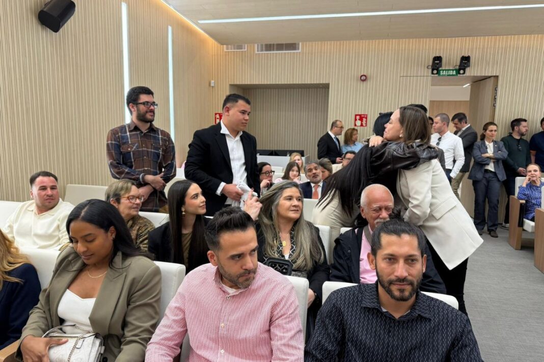 María Corina Machado se reunió en España con víctimas de la represión chavista: Prometió justicia y memoria