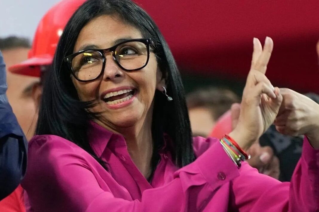 "Delcy Rodríguez se quiere vender como Allende pero en realidad está cumpliendo el rol de Pinochet, de reprimir a la sociedad venezolana" "Delcy Rodríguez se quiere vender como Allende pero en realidad está cumpliendo el rol de Pinochet, de reprimir a la sociedad venezolana"