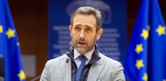 Exdiputado del Parlamento Europeo: "La salida de Maduro no significa que haya una democracia real en Venezuela"