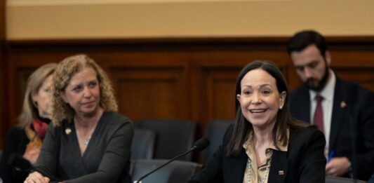 Congresista Debbie Wasserman respaldó a María Corina Machado: "No a normalizar el régimen chavista"