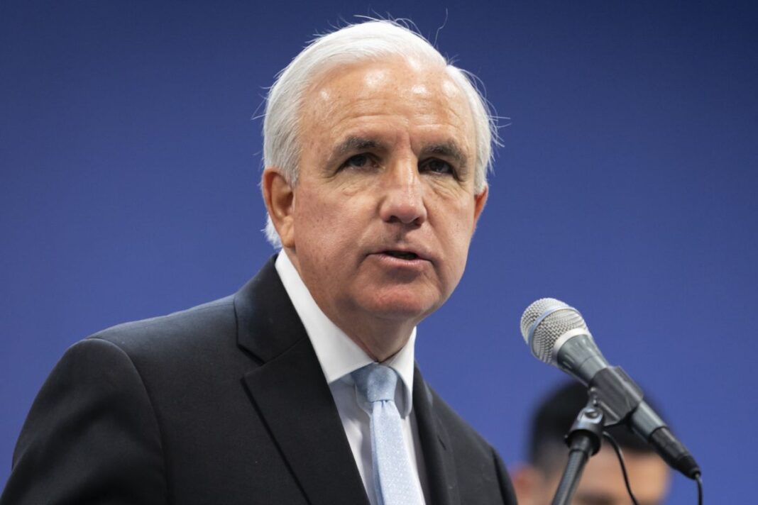 Congresista de EE. UU. sobre Delcy Rodríguez: "Sabandija, si no coopera, terminará al lado de Maduro y Cilia Flores en una cárcel federal"