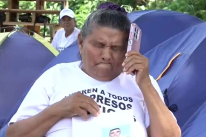 Madre del preso político Alejandro Apolinar: «A mi hijo le dieron tantos golpes que convulsionó» Madre del preso político Alejandro Apolinar: "A mi hijo le dieron tantos golpes que convulsionó"
