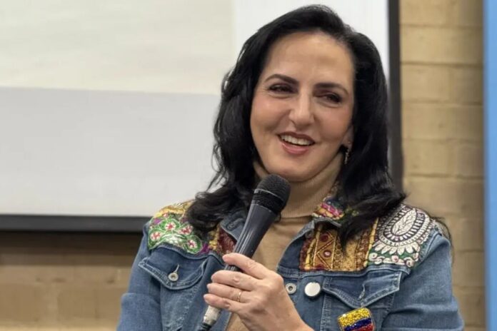 Senadora colombiana revela la CIA puso micrófonos en la habitación de Nicolás Maduro meses antes de la captura Senadora colombiana revela la CIA puso micrófonos en la habitación de Nicolás Maduro meses antes de la captura