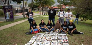 Familiares mantienen vigilia frente a la Embajada de EE. UU. en Caracas: «Todavía hay presos políticos esperando volver a casa» Familiares mantienen vigilia frente a la Embajada de EE. UU. en Caracas: "Todavía hay presos políticos esperando volver a casa"