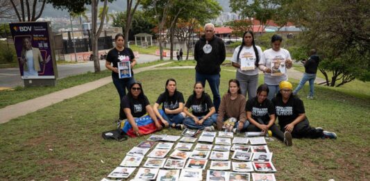 Familiares mantienen vigilia frente a la Embajada de EE. UU. en Caracas: "Todavía hay presos políticos esperando volver a casa"