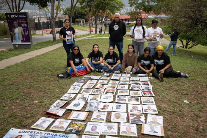 Familiares mantienen vigilia frente a la Embajada de EE. UU. en Caracas: «Todavía hay presos políticos esperando volver a casa» Familiares mantienen vigilia frente a la Embajada de EE. UU. en Caracas: "Todavía hay presos políticos esperando volver a casa"
