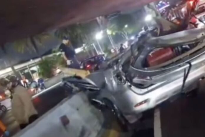 Tres fallecidos y cuatro heridos por accidente de tránsito en el distribuidor El Ciempiés Tres fallecidos y cuatro heridos por accidente de tránsito en el distribuidor El Ciempiés