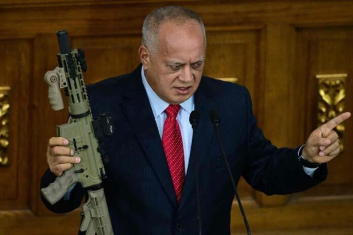 Diosdado Cabello es comparado con Stalin tras referirse a la «familia militar» en discurso ante soldados del régimen Diosdado Cabello es comparado con Stalin tras referirse a la "familia militar" en discurso ante soldados del régimen