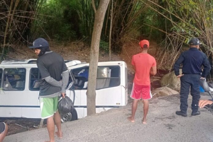 10 heridos tras caída de autobús en un río de Choroní 10 heridos tras caída de autobús en un río de Choroní