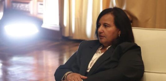 Dinorah Figuera regresa a EE. UU. tras reunirse con Jorge Rodríguez en Caracas