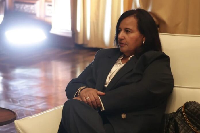 Dinorah Figuera regresa a EE. UU. tras reunirse con Jorge Rodríguez en Caracas Dinorah Figuera regresa a EE. UU. tras reunirse con Jorge Rodríguez en Caracas