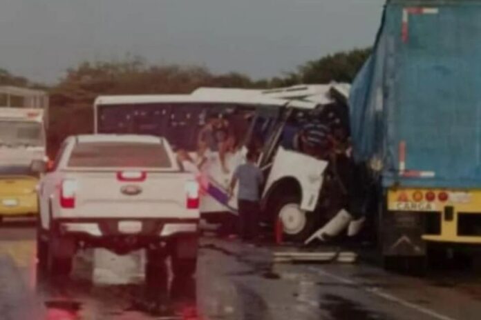 Nueve muertos y más de 20 heridos por choque entre autobús y gandola en Anzoátegui Nueve muertos y más de 20 heridos por choque entre autobús y gandola en Anzoátegui