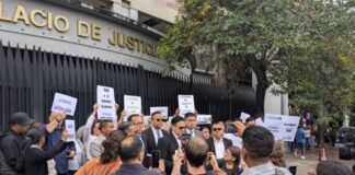 Denuncian graves vicios en el caso Pdvsa-Cripto: «Mi hijo solo es chofer, pero lo acusan de los mismos delitos que altos funcionarios» Denuncian graves vicios en el caso Pdvsa-Cripto: "Mi hijo solo es chofer, pero lo acusan de los mismos delitos que altos funcionarios"