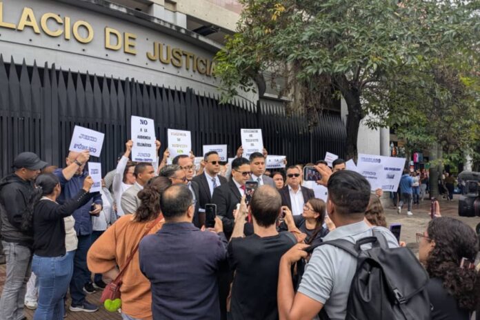 Denuncian graves vicios en el caso Pdvsa-Cripto: «Mi hijo solo es chofer, pero lo acusan de los mismos delitos que altos funcionarios» Denuncian graves vicios en el caso Pdvsa-Cripto: "Mi hijo solo es chofer, pero lo acusan de los mismos delitos que altos funcionarios"