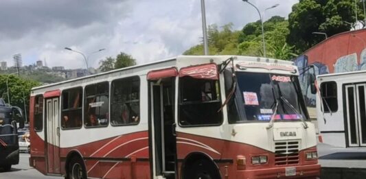 Estudiantes denuncian que choferes solo aceptan entre uno y cuatro pasajes preferenciales por unidad