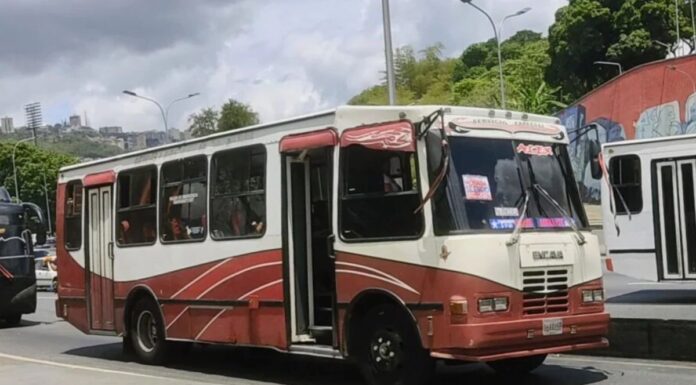Estudiantes: Choferes solo aceptan entre uno y cuatro pasajes preferenciales por unidad Estudiantes denuncian que choferes solo aceptan entre uno y cuatro pasajes preferenciales por unidad