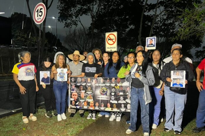 El miedo y la incertidumbre impiden a ex presos políticos reintegrarse a la vida diaria en Venezuela Familiares de presos políticos hicieron vigilia frente a la Embajada de Estados Unidos en Caracas