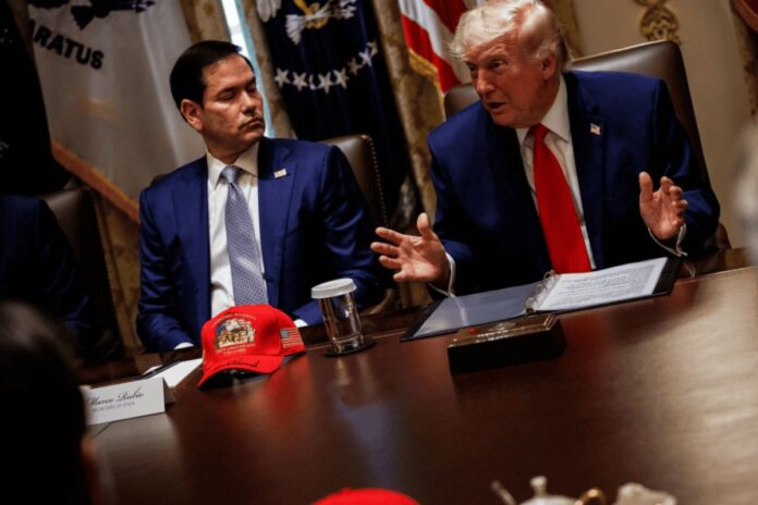 Donald Trump anuncia ataques «muy duros» contra Irán y compara la operación con lo que EE. UU. hizo con Venezuela Donald Trump anuncia ataques "muy duros" contra Irán y compara la operación con lo que EE. UU. hizo con Venezuela