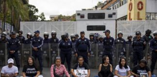 Presos políticos lograron comunicarse con familiares tras ser sacados de El Helicoide Presos políticos lograron comunicarse con familiares tras ser sacados de El Helicoide