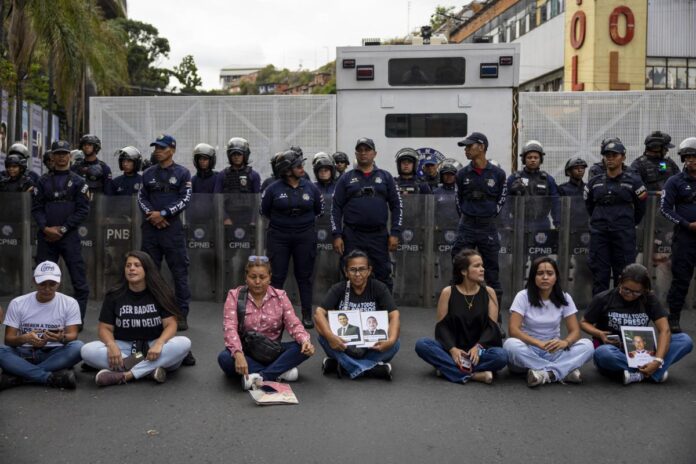 Presos políticos lograron comunicarse con familiares tras ser sacados de El Helicoide Presos políticos lograron comunicarse con familiares tras ser sacados de El Helicoide