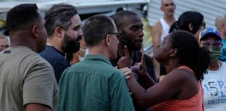 Habitantes de la GMVV confrontaron a Nicolás Maduro Guerra: Lo responsabilizaron por las muertes tras el terremoto Habitantes de la GMVV confrontaron a Nicolás Maduro Guerra: Lo responsabilizaron por las muertes tras el terremoto