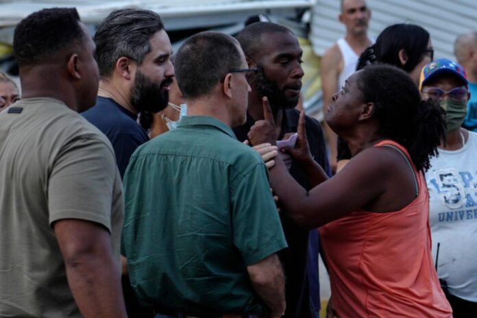 Habitantes de la GMVV confrontaron a Nicolás Maduro Guerra: Lo responsabilizaron por las muertes tras el terremoto Habitantes de la GMVV confrontaron a Nicolás Maduro Guerra: Lo responsabilizaron por las muertes tras el terremoto
