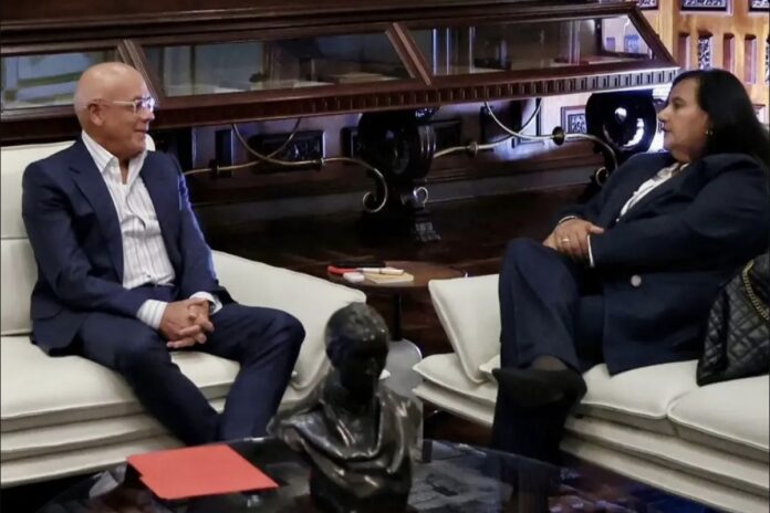 ABC: EE. UU. y la oposición negocian en Madrid ruta hacia elecciones en Venezuela ABC: EE. UU. y la oposición negocian en Madrid ruta hacia elecciones en Venezuela