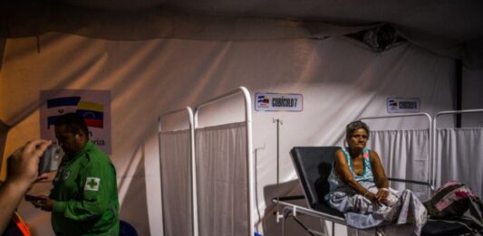 Médicos de El Salvador preocupados que rescatados de La Guaira no recibían atención en el momento